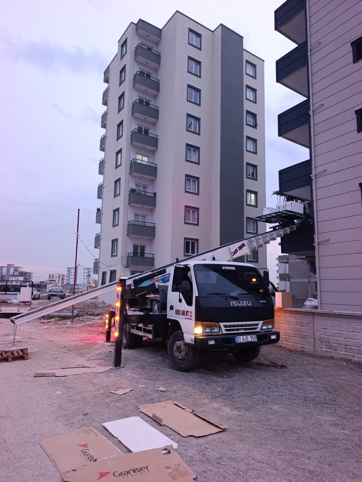 Movira asansörlü taşıma aracı gece çekimde yüksek binada