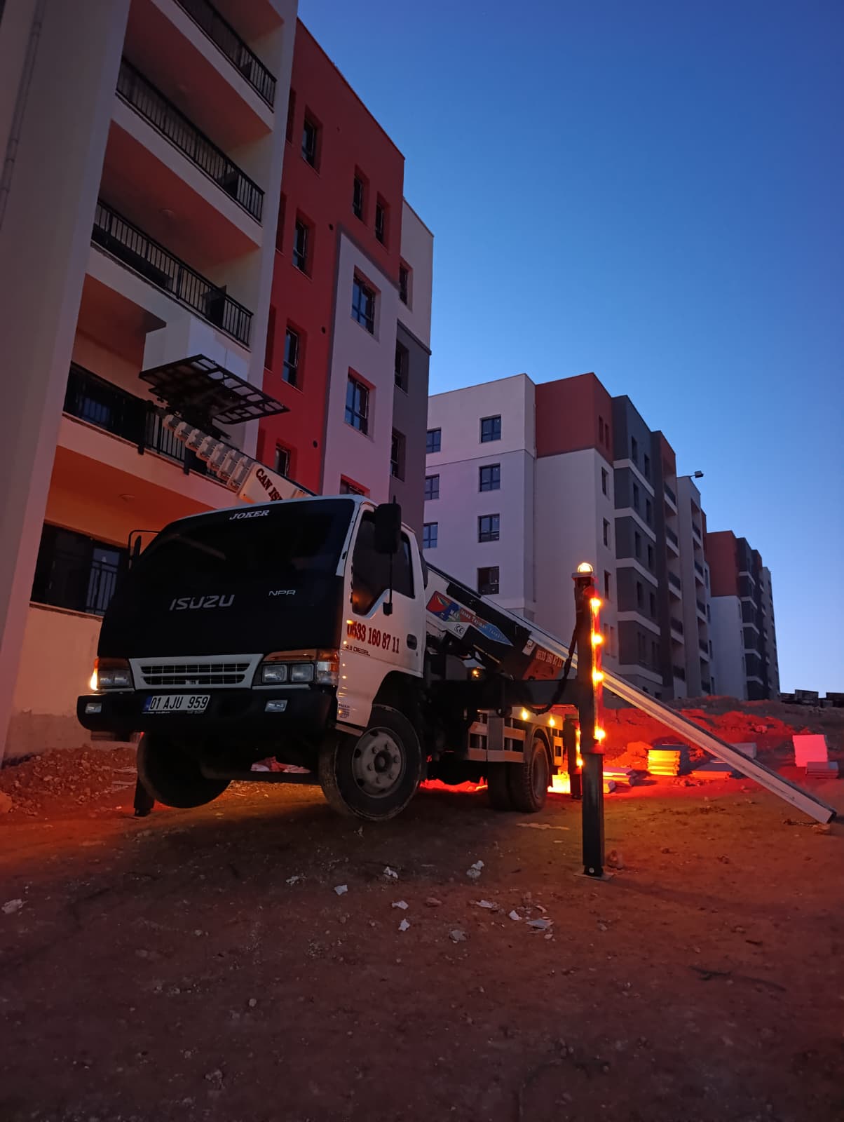 Movira asansör nakliye aracı inşaat sahası gece